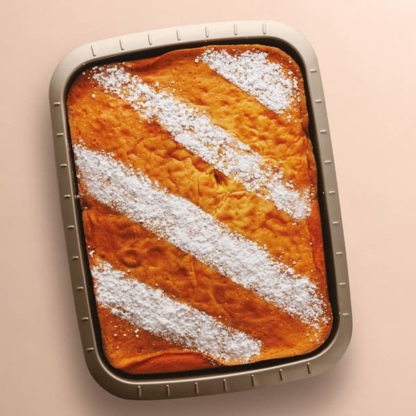 BergHOFF Balance Carbon Steel 13.25in. Rectangular Cake Pan