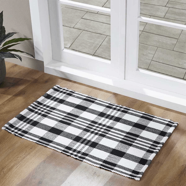 VCNY Home Black/White Plaid Indoor/Outdoor Layering Rug