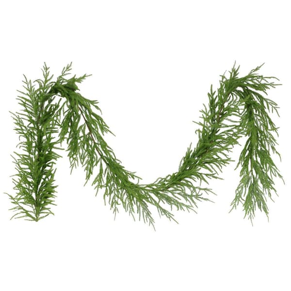 Puleo International 9ft. Soft PE Garland