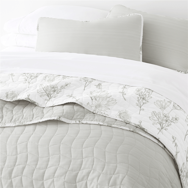 Soft Essentials Ultra Soft Blooming Daisy Reversible Quilt Set