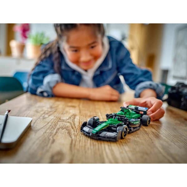 LEGO&#174; Speed Champions Aston Martin Aramco F1 AMR24