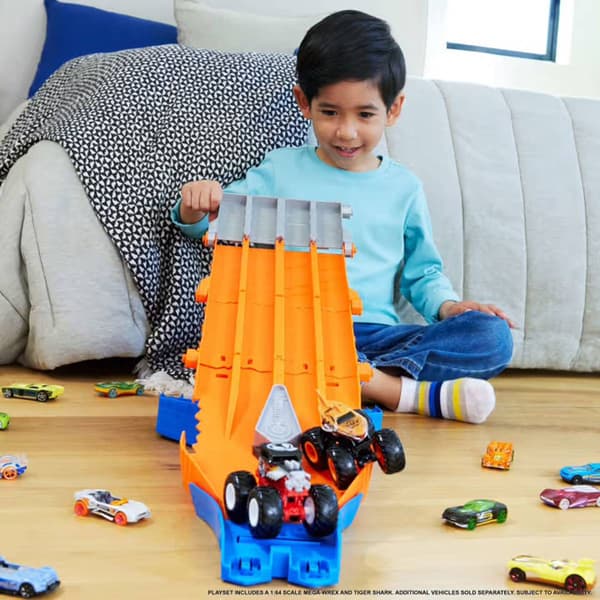Hot Wheels® Sharks vs Dinos Racedown Destruction Track Set
