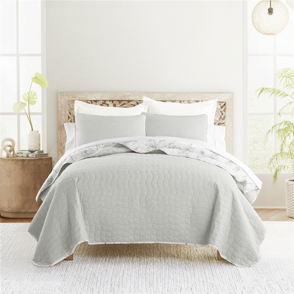 Soft Essentials Ultra Soft Blooming Daisy Reversible Quilt Set