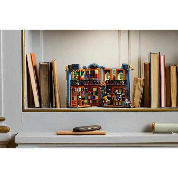LEGO® Icons Bookstore: Book Nook