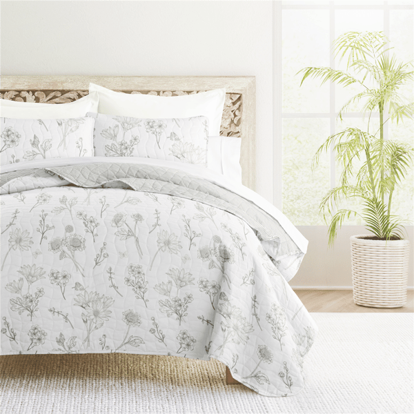 Soft Essentials Ultra Soft Blooming Daisy Reversible Quilt Set