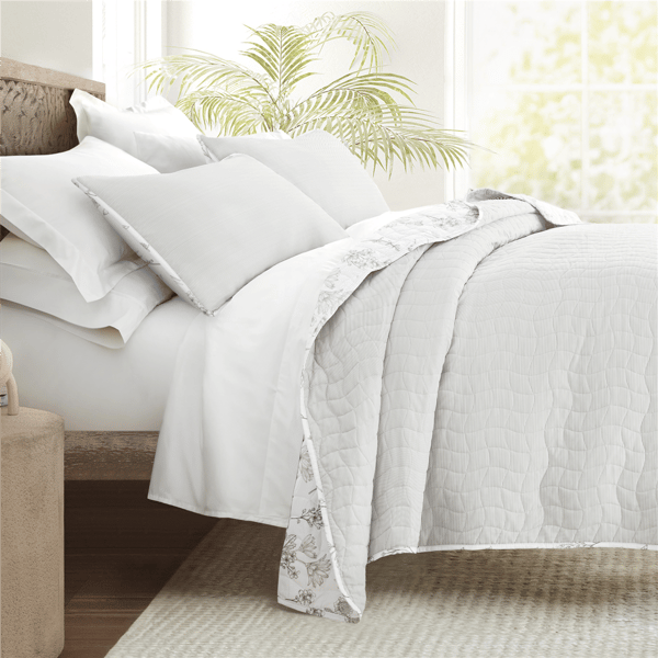 Soft Essentials Ultra Soft Blooming Daisy Reversible Quilt Set