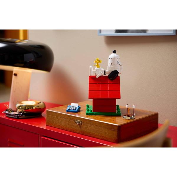 LEGO® Ideas Peanuts™ Snoopy''s Doghouse