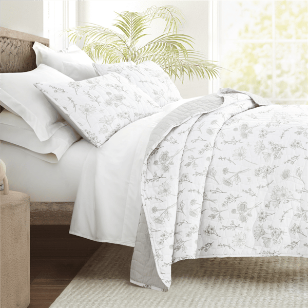 Soft Essentials Ultra-Soft Blooming Daisy Reversible Quilt Set