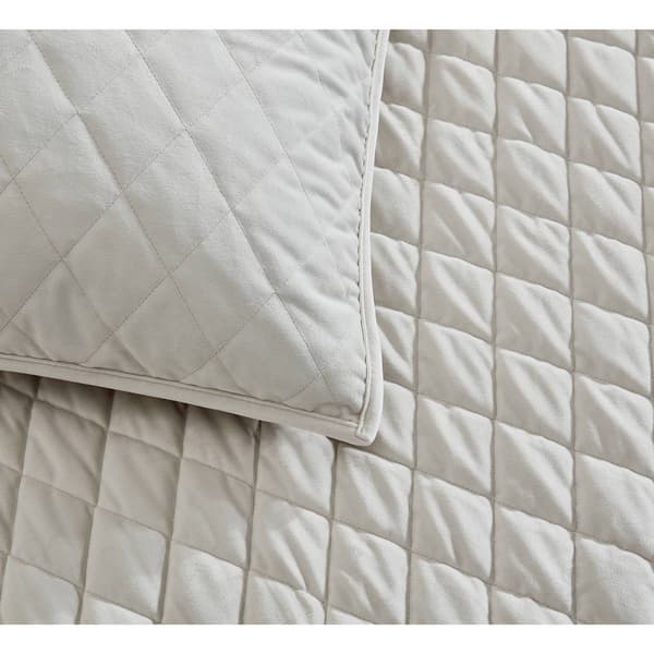 Vera Wang Diamond Velvet Quilt Set