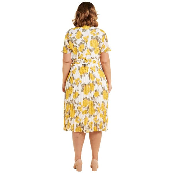 Plus Size Sandra Darren Short Sleeve Pleated Floral Wrap Dress