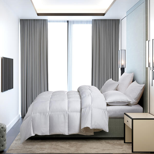 Serta® 300 Thread Count White Down Fiber Light Warmth Comforter