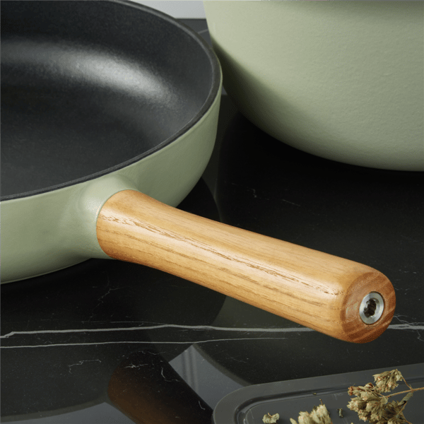 BergHOFF Ron 10.25in. Cast Iron 2.6Qt. Fry Pan