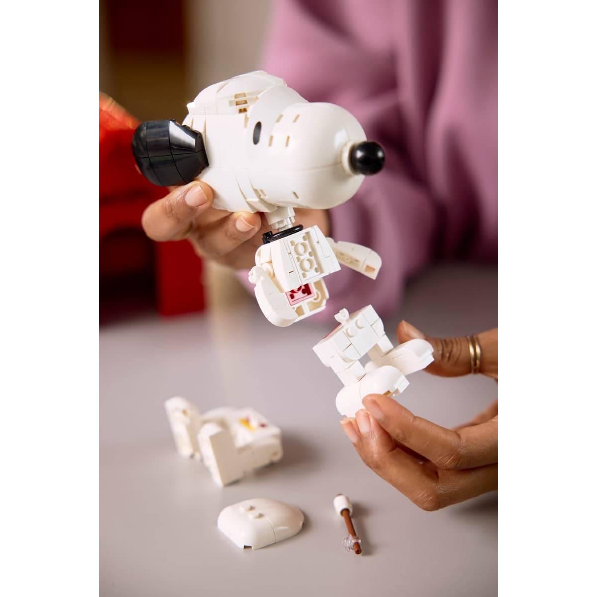 LEGO® Ideas Peanuts™ Snoopy''s Doghouse