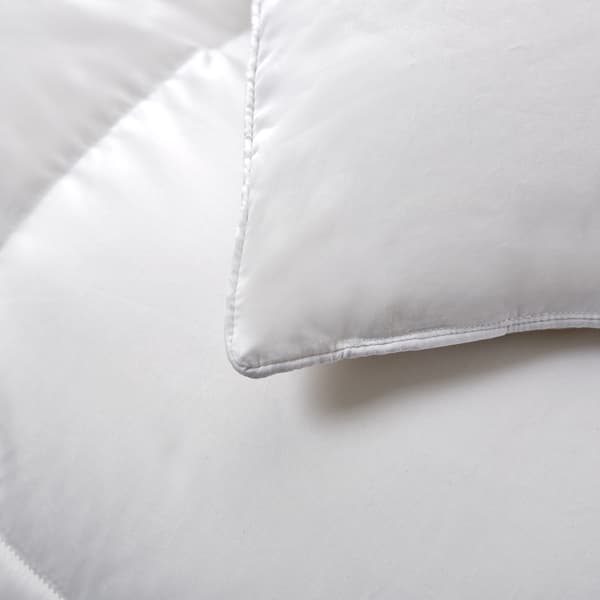 Serta® 300 Thread Count White Down Fiber Light Warmth Comforter