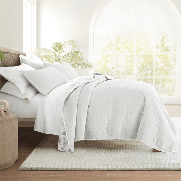 Soft Essentials Ultra Soft Blooming Daisy Reversible Quilt Set