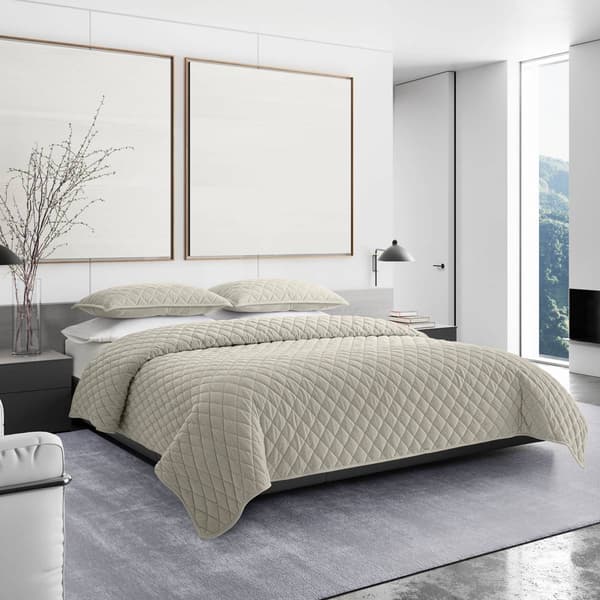 Vera Wang Diamond Velvet Quilt Set