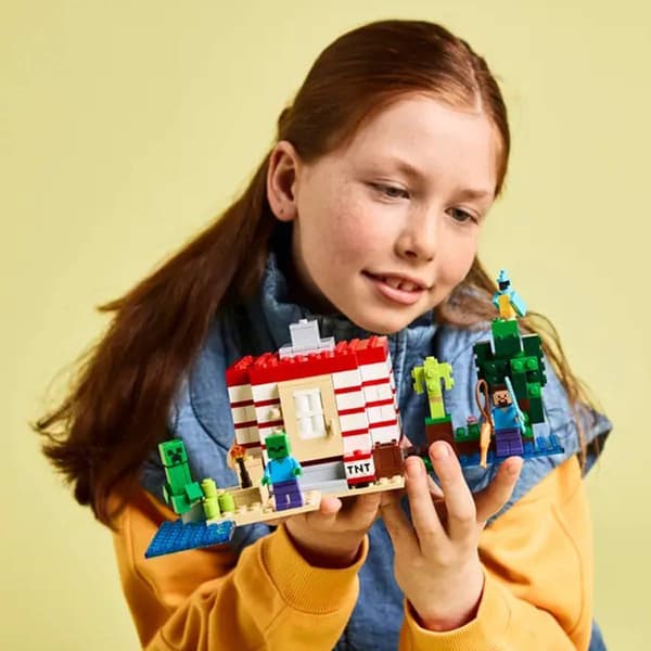 LEGO&#174; Minecraft The TNT Jungle House