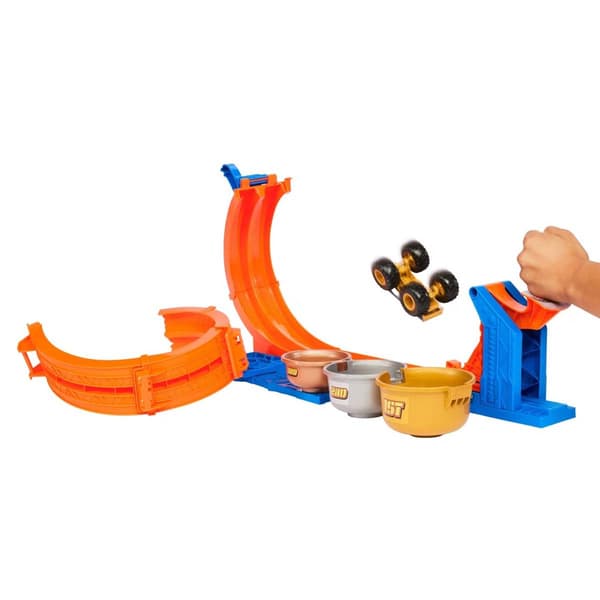 Hot Wheels® Monster Trucks Loop & Flip Trophy Challenge