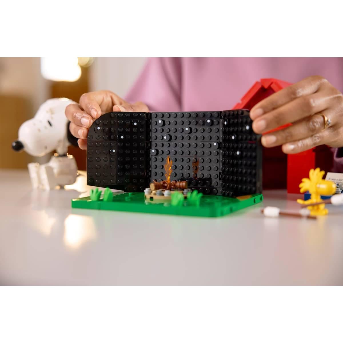 LEGO® Ideas Peanuts™ Snoopy''s Doghouse