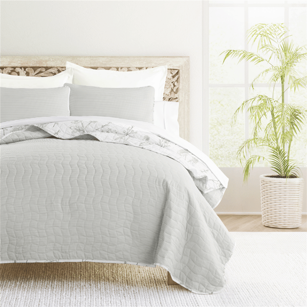 Soft Essentials Ultra Soft Blooming Daisy Reversible Quilt Set