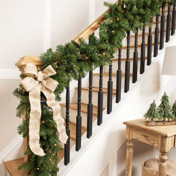 Northlight 9ft Pre-Lit Flocked Pine & Pinecones Christmas Garland