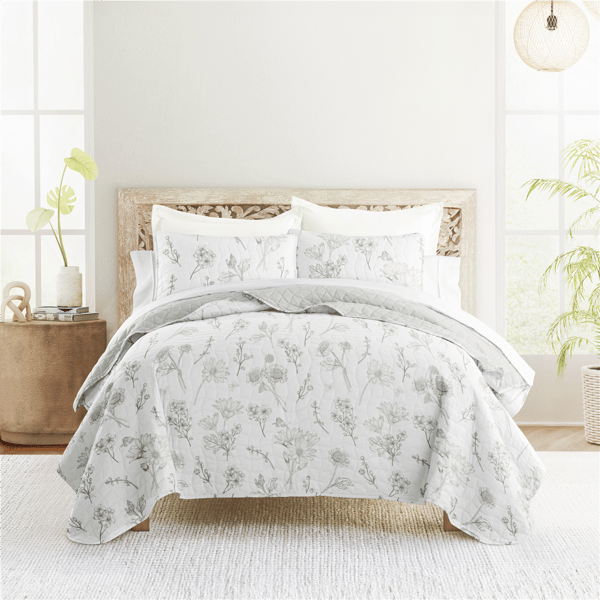 Soft Essentials Ultra Soft Blooming Daisy Reversible Quilt Set
