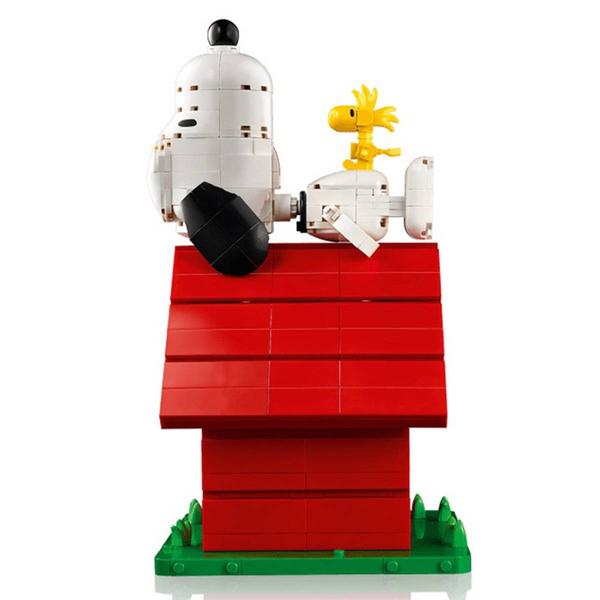 LEGO® Ideas Peanuts™ Snoopy''s Doghouse