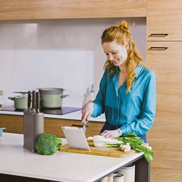 BergHOFF Balance 17.5in. Bamboo Cutting Board w/ Tablet Stand