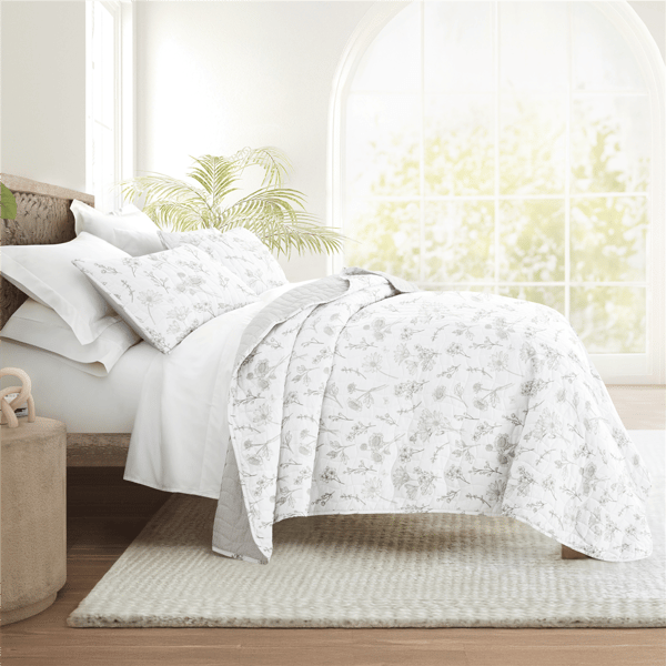 Soft Essentials Ultra Soft Blooming Daisy Reversible Quilt Set