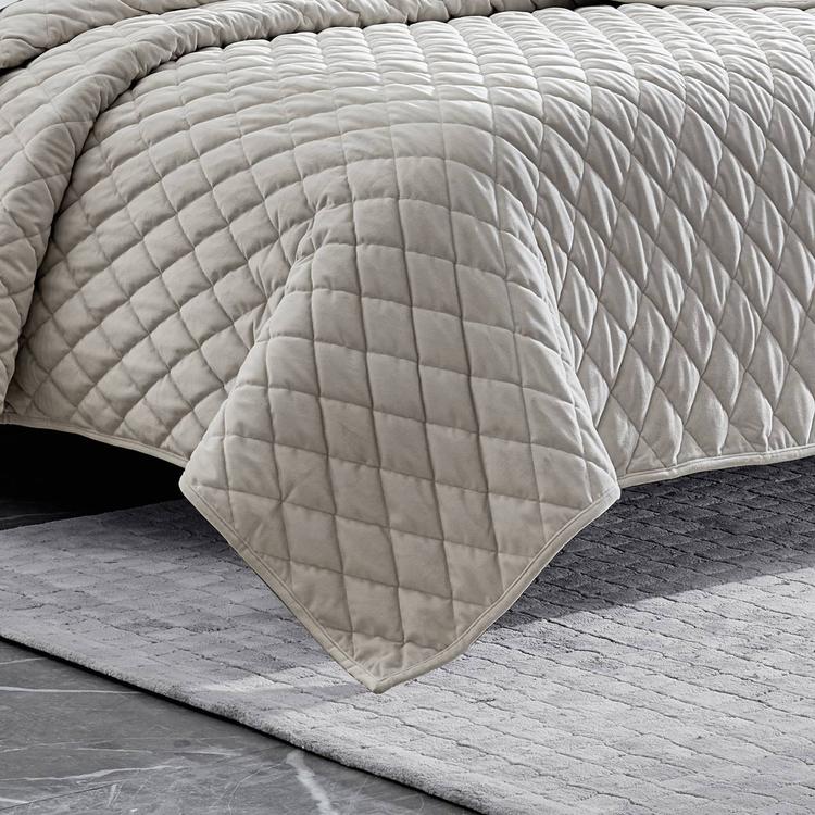 Vera Wang Diamond Velvet Quilt Set