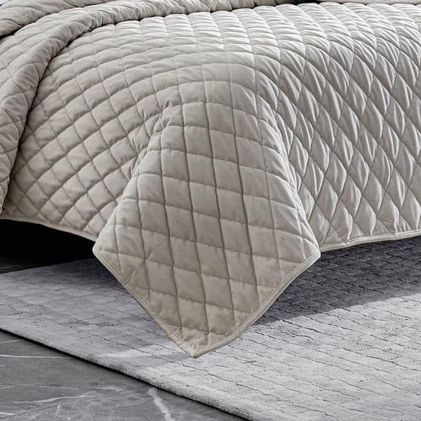 Vera Wang Diamond Velvet Quilt Set