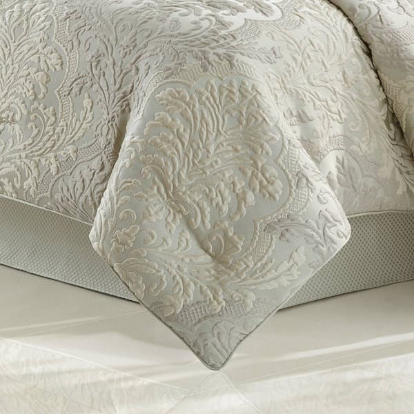 J. Queen New York Leonardo 4pc. Queen Comforter Set