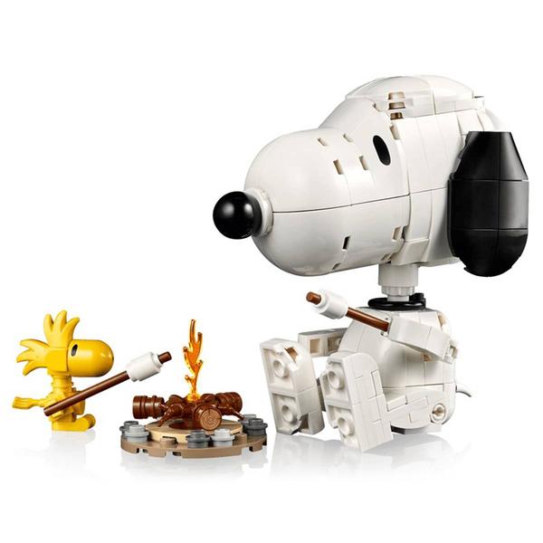 LEGO® Ideas Peanuts™ Snoopy''s Doghouse