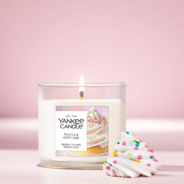 Yankee Candle&#40;R&#41; 4.5oz. Vanilla Cupcake Tumbler Candle
