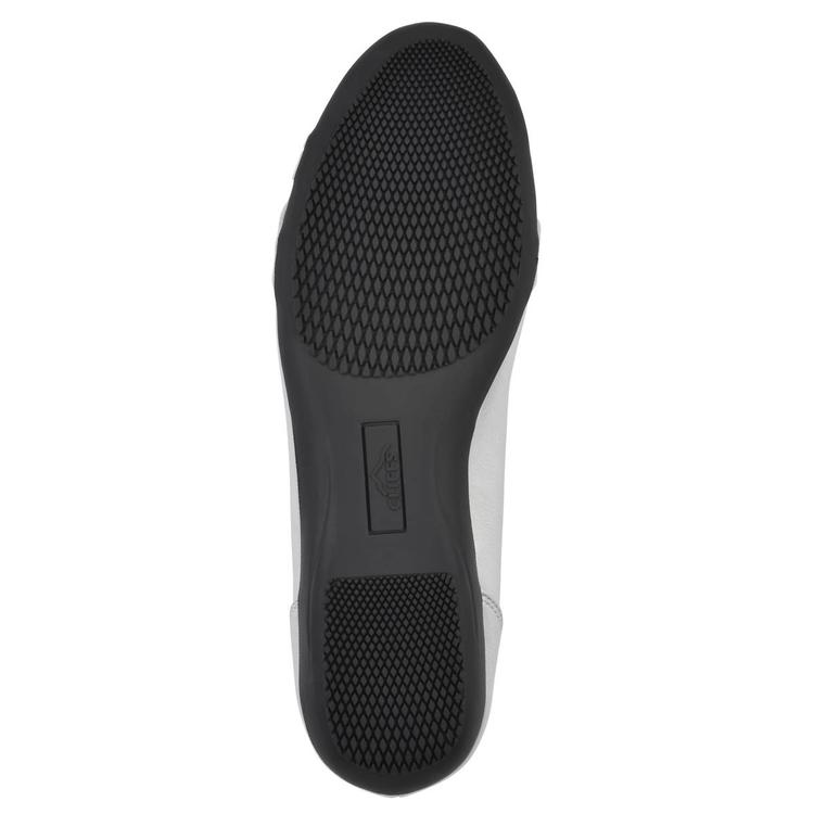 Womens Cliffs by White Mountain Calming Flats