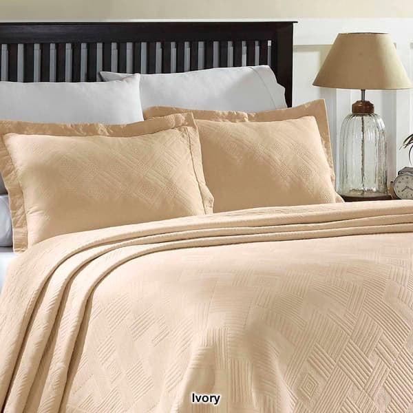 Superior Geometric Matelasse Scalloped Bedspread Set