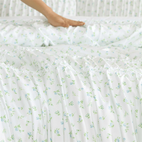 Laura Ashley Rosebud Stripe Reversible Reversible Qulit Set