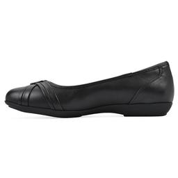 Womens Cliffs by White Mountain Calming Flats