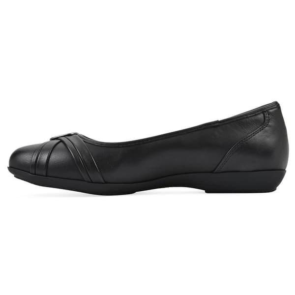 Womens Cliffs by White Mountain Calming Flats
