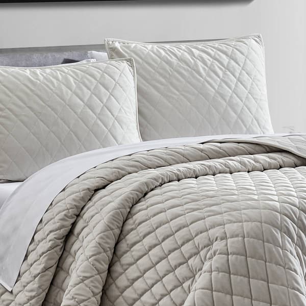 Vera Wang Diamond Velvet Quilt Set