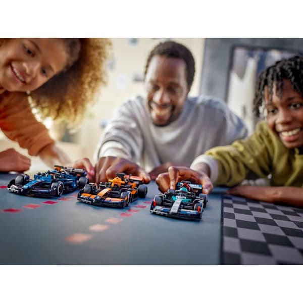 LEGO&#174; Speed Champions McLaren F1 Team MCL38