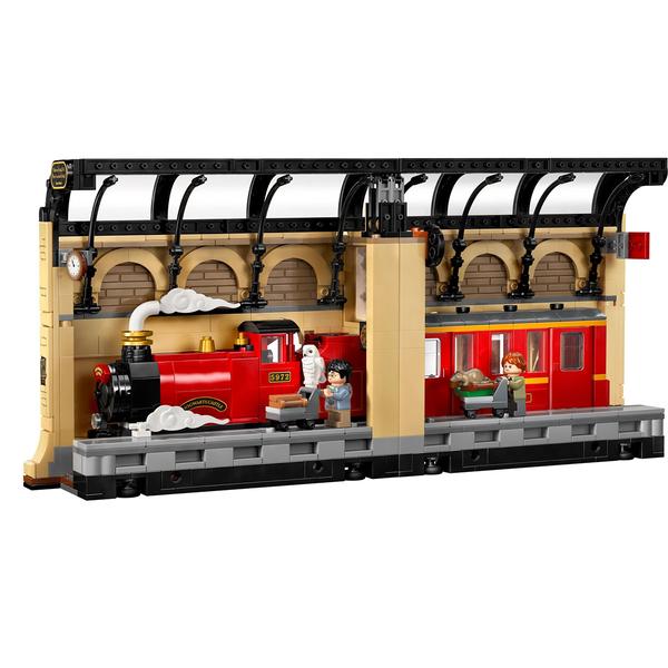 LEGO(R) Harry Potter Book Nook Hogwarts Express alternate view