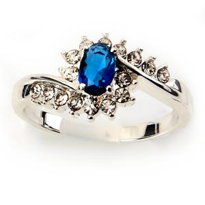Ashley Cooper(tm) Silver Oval Montana Ring with Clear Stones
