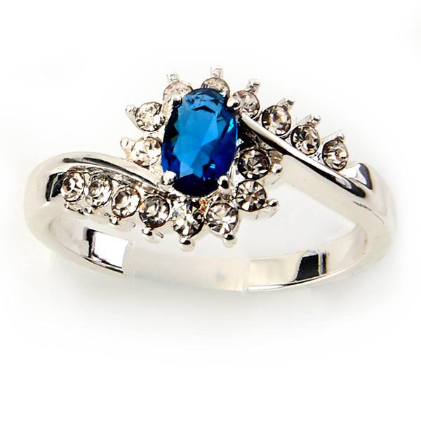Ashley Cooper(tm) Silver Oval Montana Ring with Clear Stones