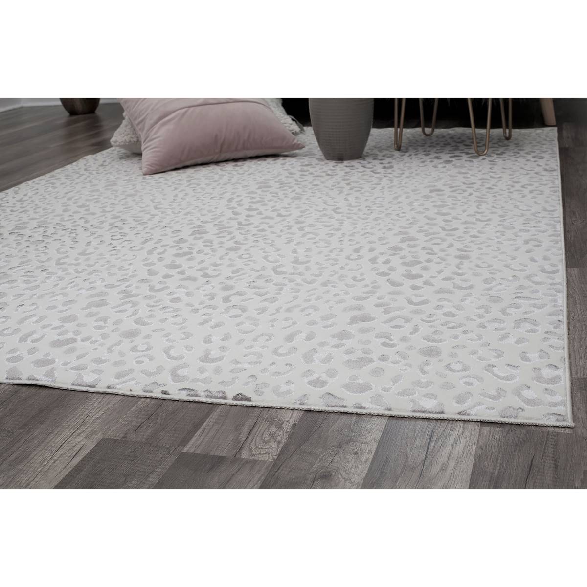 CosmoLiving By Cosmopolitan(tm) Hazel Snow Leopard Area Rug