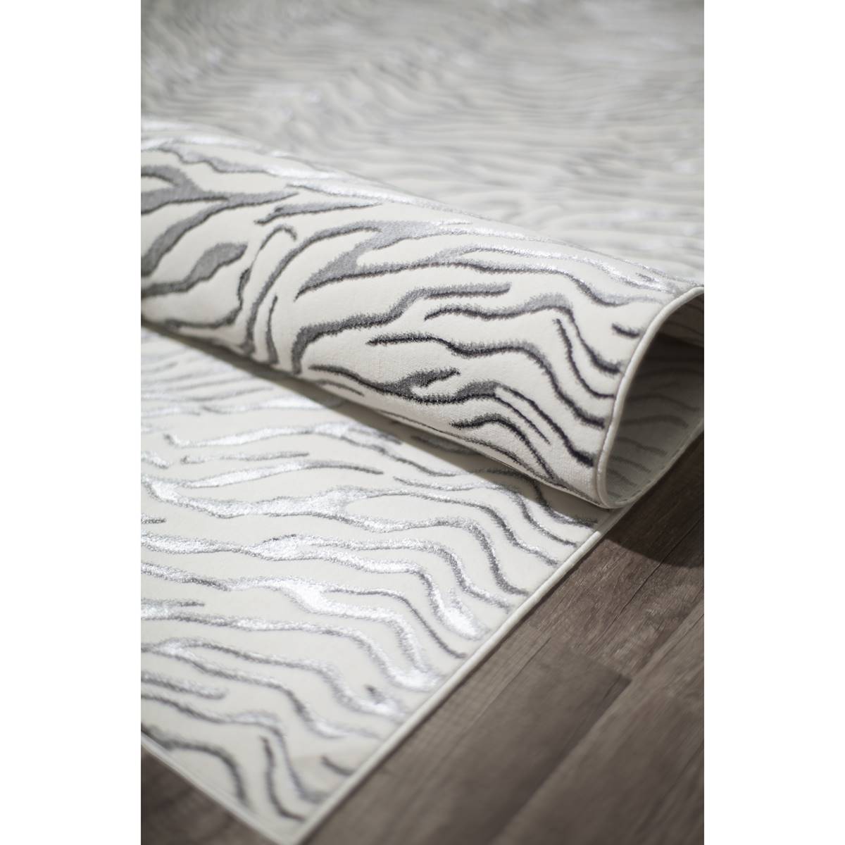 CosmoLiving By Cosmopolitan(tm) Hazel Tiger Area Rug