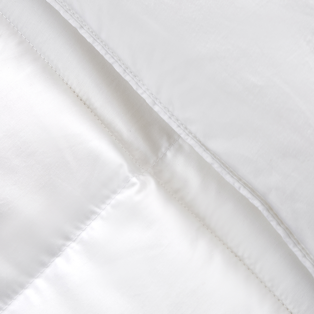 Serta(R) 300 Thread Count White Down Fiber Extra Warmth Comforter