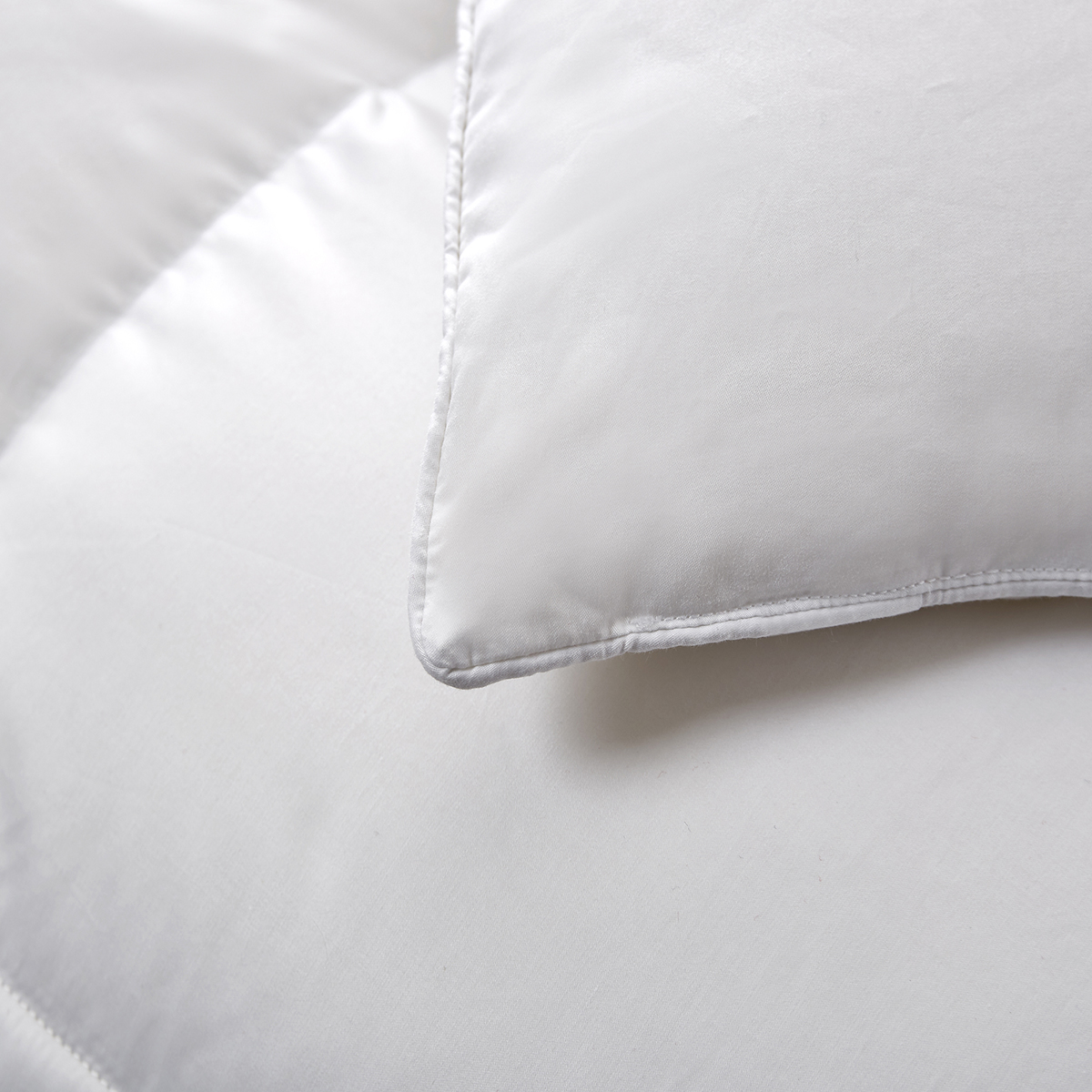 Serta(R) 300 Thread Count White Down Fiber Extra Warmth Comforter