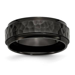 Mens Gentlemen's Classics(tm) 8mm Black Plated & Hammer Detail Band